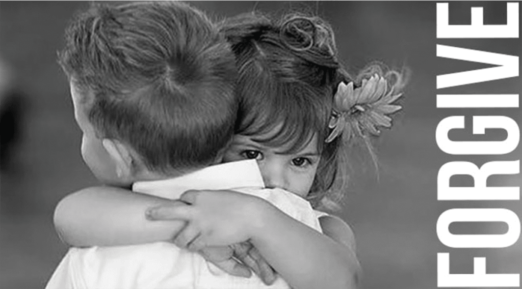 Deux enfants se prennent dans les bras pour se pardonner