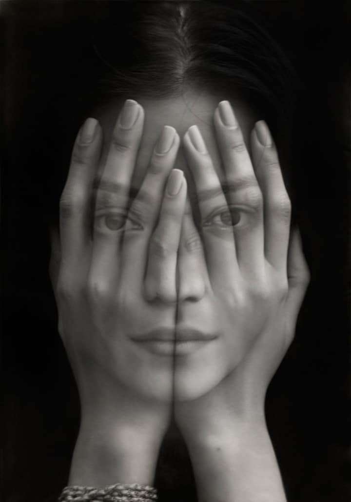 Visage de femme qui apparaît sur les mains qui cachent son visage pour montrer que pour devenir thérapeute il faut bien se connaître