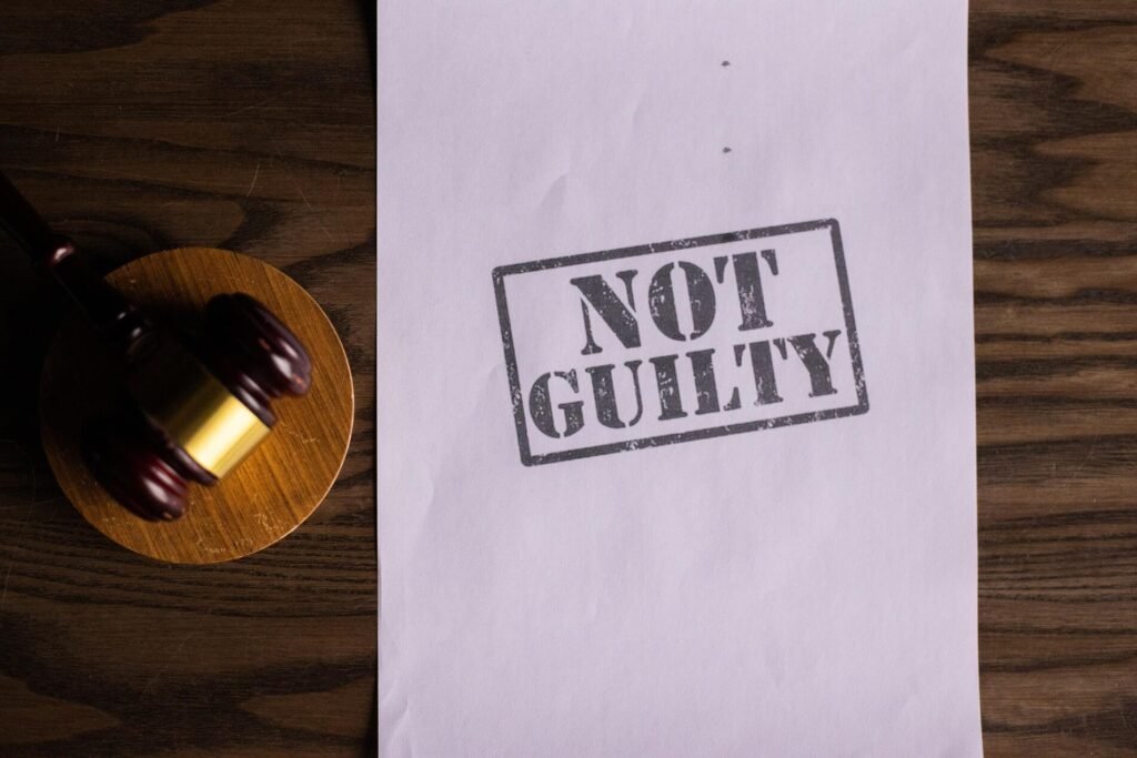 Texte "not guilty" pour montrer que l'on n'est pas coupable de tout